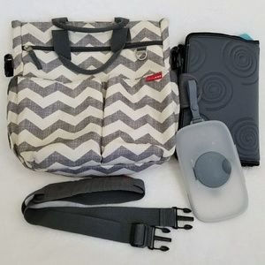 Skip hop duo signature chevron diaper bag w/extra